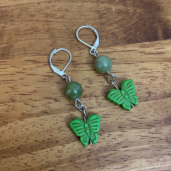 Green Jade & Howlite butterfly earrings
Silver plated ear wires
66207JD HW - Picture 2 of 3